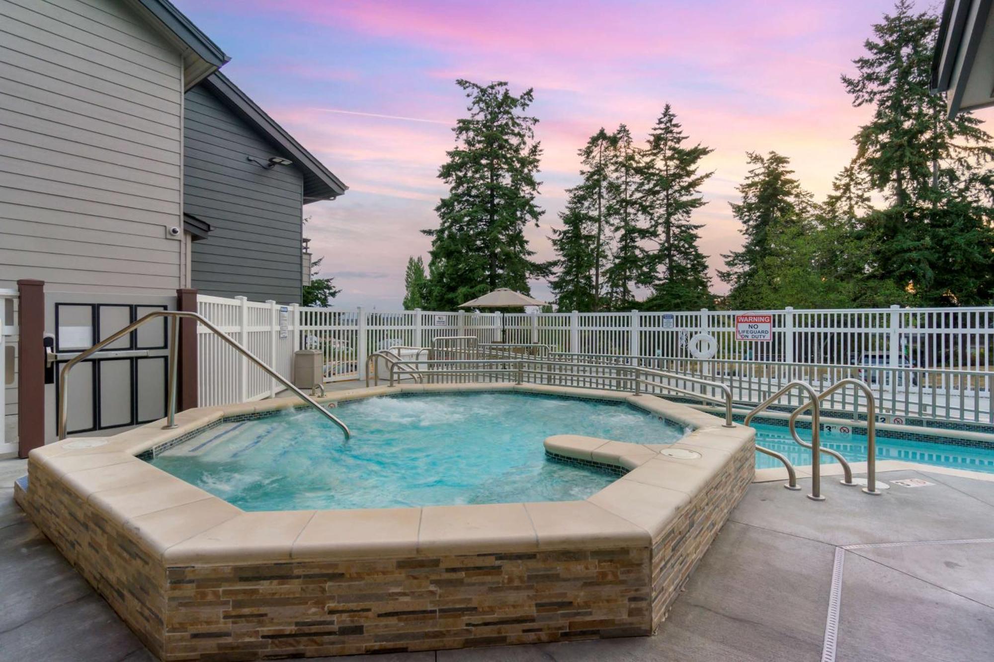 Best Western Plus Oak Harbor Hotel And Conference Center Exterior photo