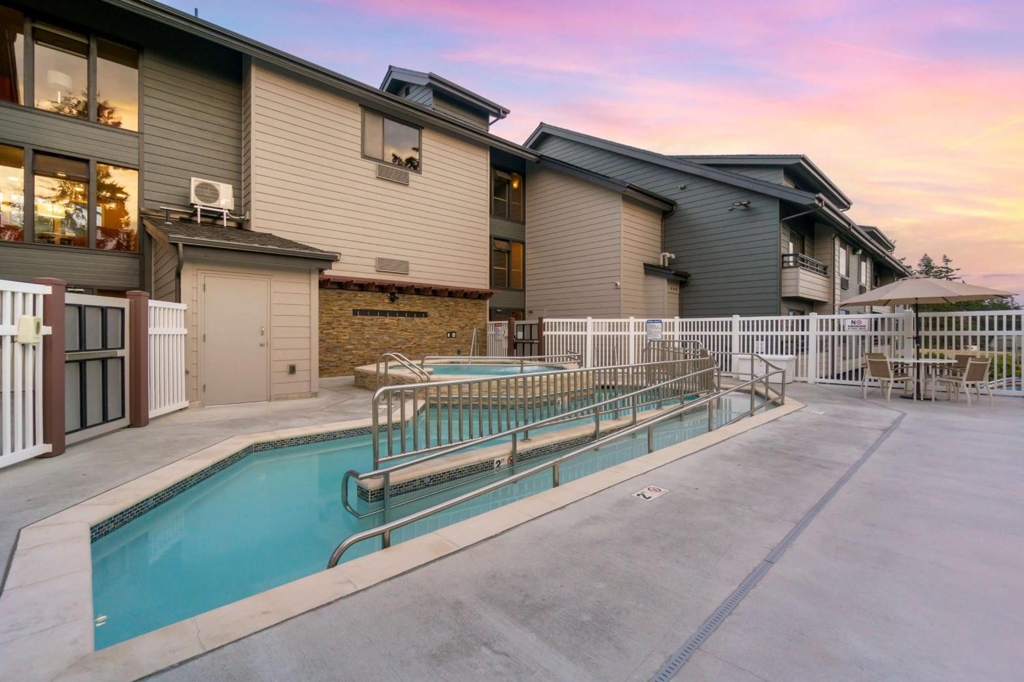 Best Western Plus Oak Harbor Hotel And Conference Center Exterior photo
