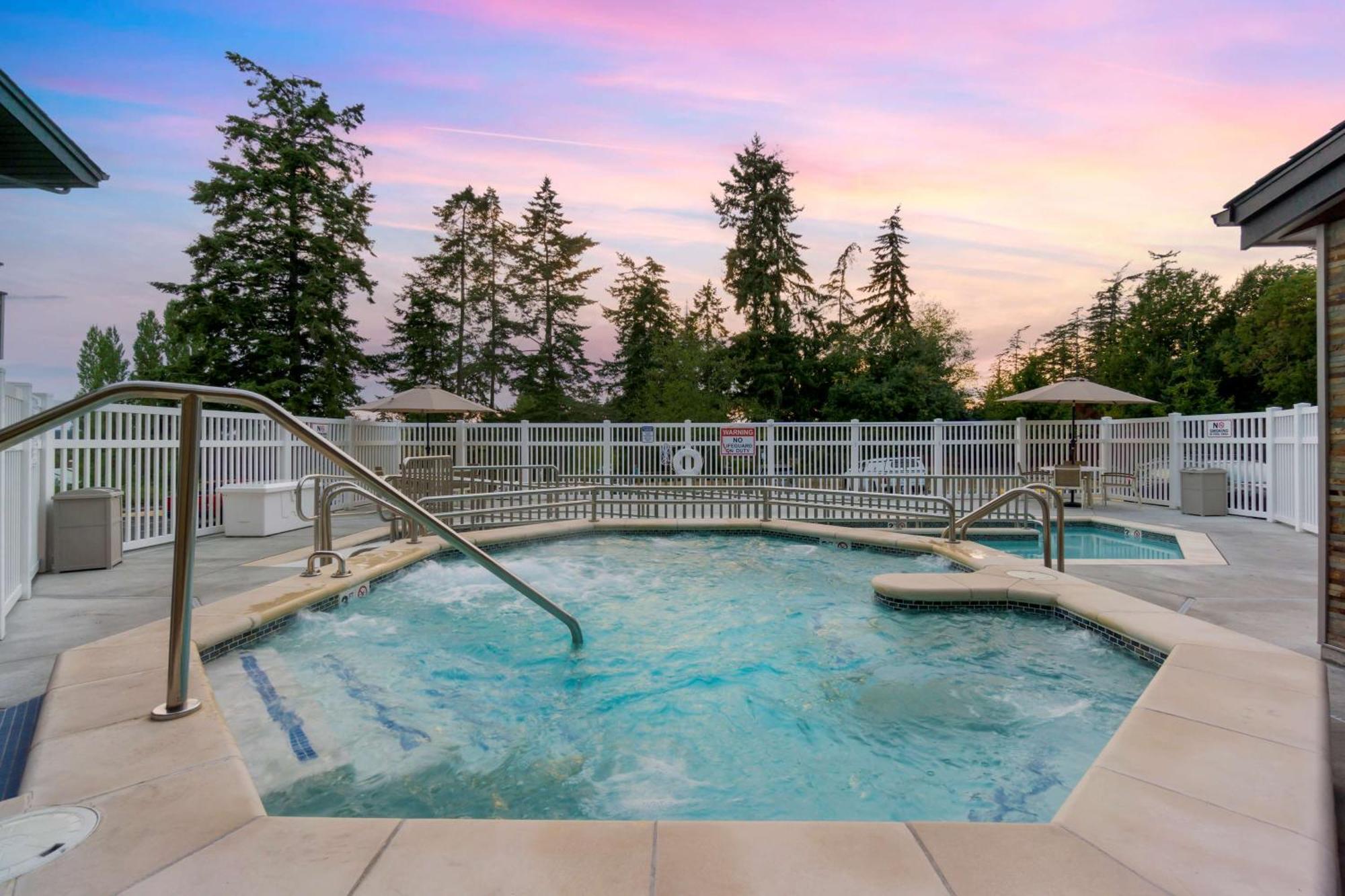 Best Western Plus Oak Harbor Hotel And Conference Center Exterior photo