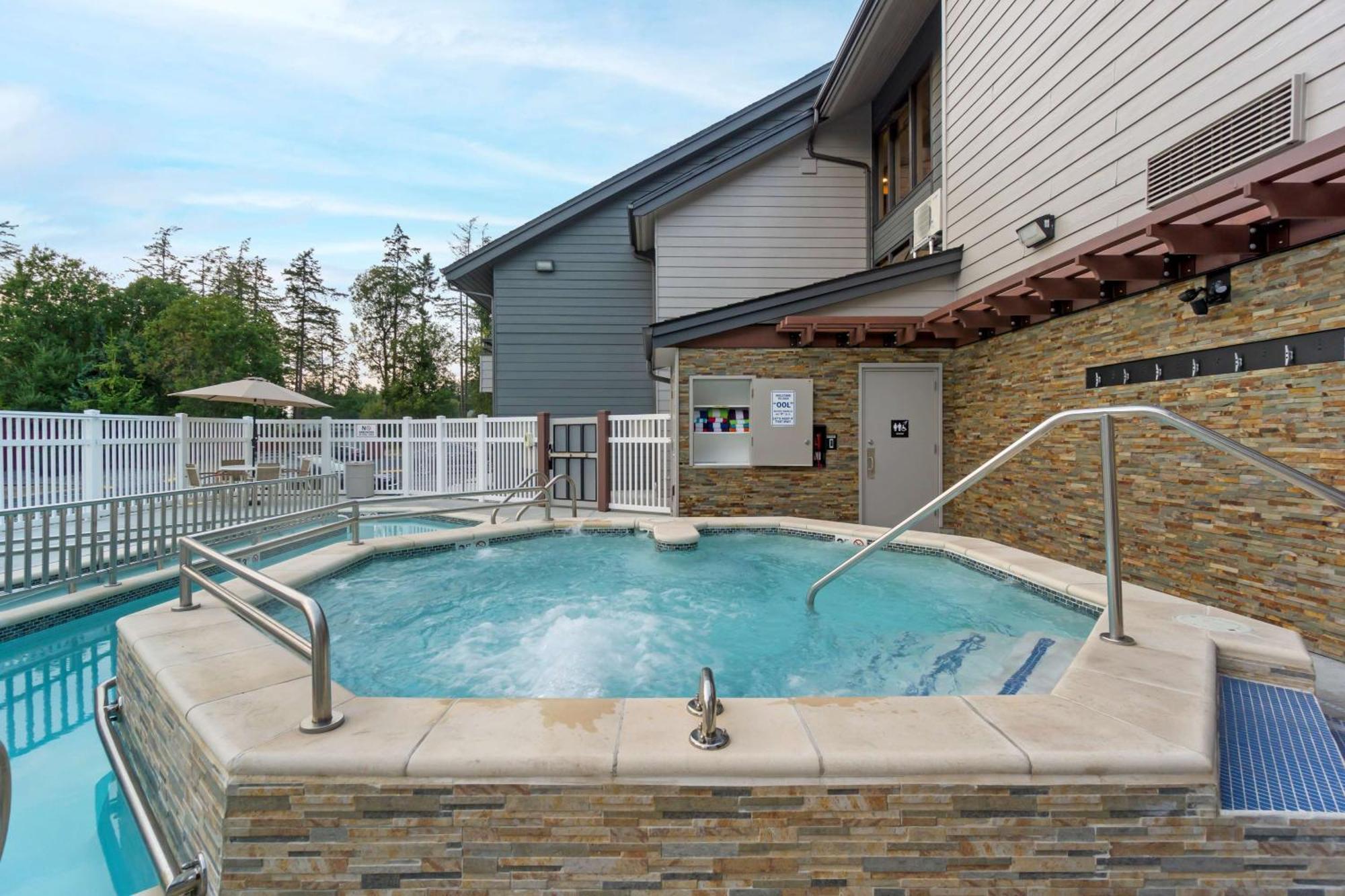 Best Western Plus Oak Harbor Hotel And Conference Center Exterior photo